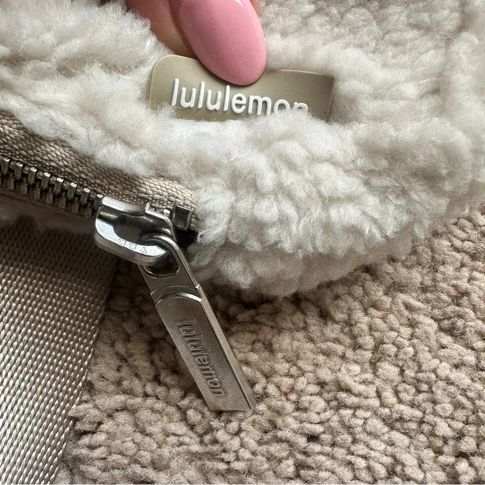 Lululemon Everywhere Belt Bag Fleece in Natural Ivory 1L